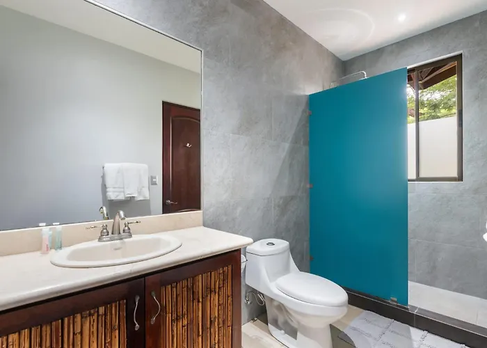 Сasa de vacaciones Modern Island-themed With Floor-to-ceiling Windows & Garden And Pool Views Within Walking Distance Of The