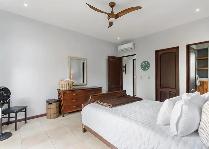 Modern Island-themed With Floor-to-ceiling Windows & Garden And Pool Views Within Walking Distance Of The Сasa de vacaciones Coco