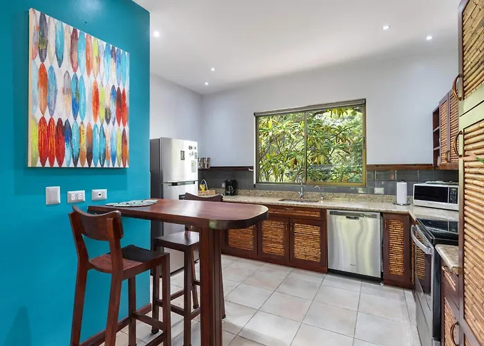 Modern Island-themed With Floor-to-ceiling Windows & Garden And Pool Views Within Walking Distance Of The Сasa de vacaciones