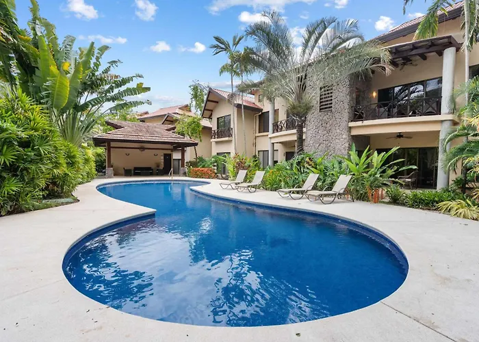 Modern Island-themed With Floor-to-ceiling Windows & Garden And Pool Views Within Walking Distance Of The Сasa de vacaciones